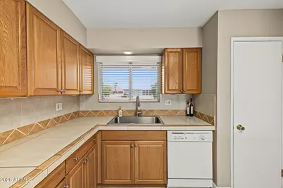 10521 W Kingswood Circle, Sun City, AZ 85351 - Photo 9