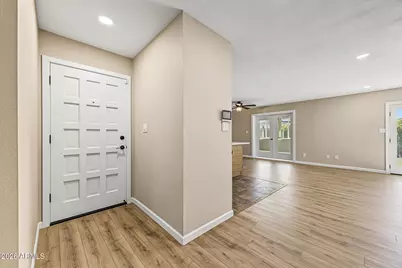 2301 E Laurel Lane, Phoenix, AZ 85028 - Photo 5