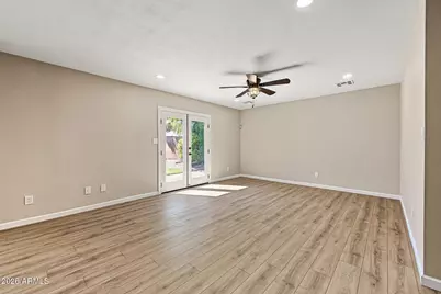 2301 E Laurel Lane, Phoenix, AZ 85028 - Photo 7