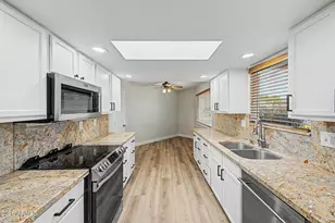 10189 W Pineaire Dr, Sun City, AZ 85351 - Photo 7
