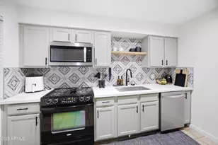 3402 N 32nd St, Phoenix, AZ 85018 - Photo 1