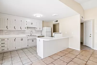 8202 W Highland Avenue, Phoenix, AZ 85033 - Photo 7