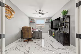 8031 W Encinas Ln, Phoenix, AZ 85043 - Photo 13