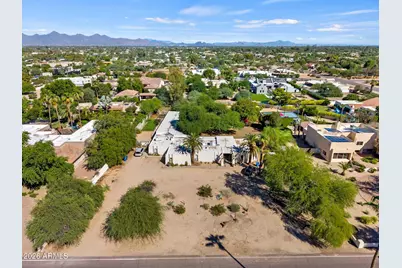 9827 N 56th Street, Paradise Valley, AZ 85253 - Photo 3