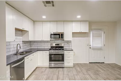 5727 N 64th Avenue, Glendale, AZ 85301 - Photo 9