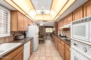 10102 W Concho Cir, Sun City, AZ 85373 - Photo 17