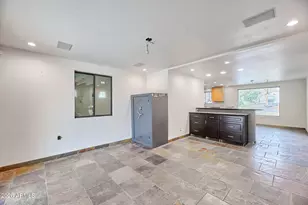 327 E Medlock Dr, Phoenix, AZ 85012 - Photo 11