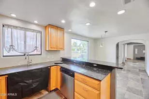 327 E Medlock Dr, Phoenix, AZ 85012 - Photo 7