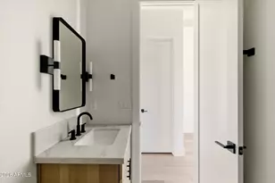 8042 E Palm Ln, Mesa, AZ 85207 - Photo 19