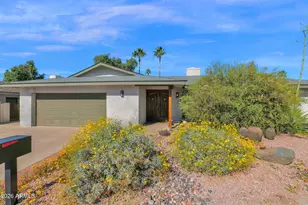 2818 E Calaveros Dr, Phoenix, AZ 85028 - Photo 1