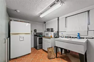 18 Crowninshield St, Providence, RI 02909 - Photo 33