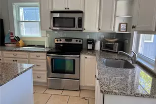 20 Narragansett Ave, Newport, RI 02840 - Photo 17