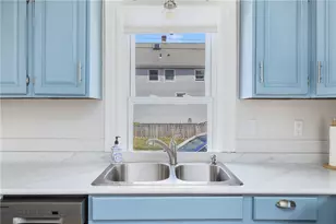 10 Eustis Ave, Newport, RI 02840 - Photo 19