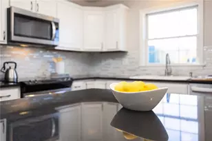 231 Maple Ave, Newport, RI 02840 - Photo 5