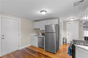 16 Brinley St, Newport, RI 02840 - Photo 3