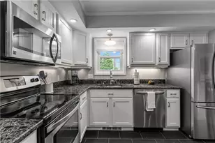 24 Aborn St, Newport, RI 02840 - Photo 11