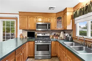 25 Loomis St, Cranston, RI 02920 - Photo 9