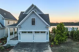 132 E Pt Dr, East Providence, RI 02916 - Photo 3