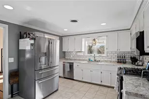 16 Eastman St, Warwick, RI 02886 - Photo 9