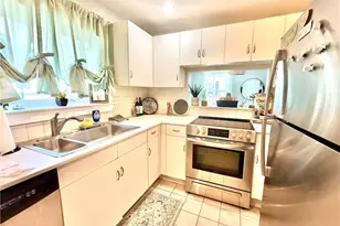 22 Dixon St, Newport, RI 02840 - Photo 7