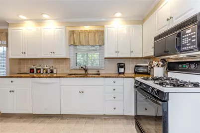 17 Woodview Drive, Cranston, RI 02920 - Photo 9