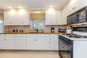 17 Woodview Dr, Cranston, RI 02920 - Photo 9