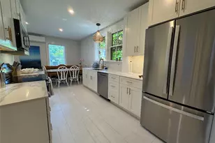 8 Barney St, Newport, RI 02840 - Photo 5