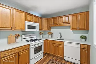 752 Quaker Ln, Warwick, RI 02818 - Photo 7