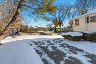 92 Rockland Ave, Woonsocket, RI 02895 - Photo 5