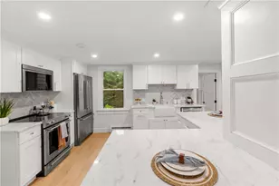 51 Poplar St, Newport, RI 02840 - Photo 5