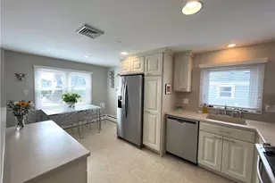 83 Eustis Ave, Newport, RI 02840 - Photo 3