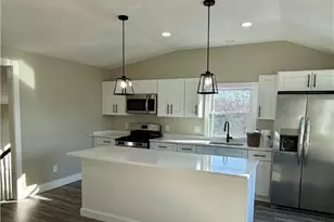 28 Kitchener St, Tiverton, RI 02878 - Photo 3