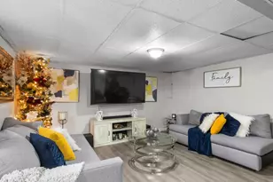 27 Lloyd St, Pawtucket, RI 02860 - Photo 15