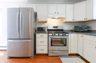 19 Underwood Ct, Newport, RI 02840 - Photo 3