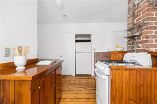 14 Brinley St, Newport, RI 02840 - Photo 5