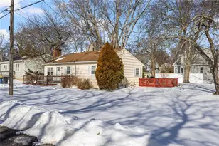 8 Anchorage Rd, Narragansett, RI 02882 - Photo 3