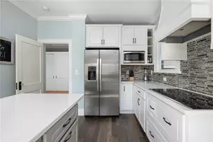 127 W Main Rd, Middletown, RI 02842 - Photo 5