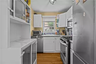 17 Narragansett Ave, Newport, RI 02840 - Photo 9