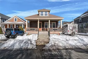 25 Peckham Ave, Newport, RI 02840 - Photo 1