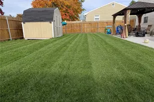 386 Mendon Ave, Pawtucket, RI 02861 - Photo 3