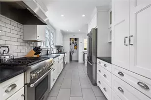 9 Anthony St, Newport, RI 02840 - Photo 15