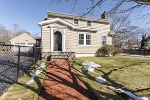 72 Bedlow Ave, Newport, RI 02840 - Photo 1