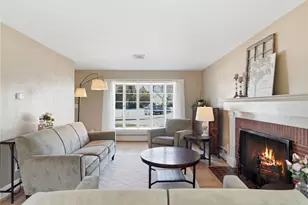 242 Brettonwoods Dr, Cranston, RI 02920 - Photo 7