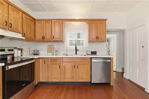 22 Summer St, Newport, RI 02840 - Photo 9