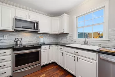 231 Maple Avenue #204, Newport, RI 02840 - Photo 3