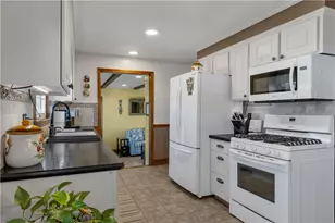 255 Knollwood Dr, Woonsocket, RI 02895 - Photo 3