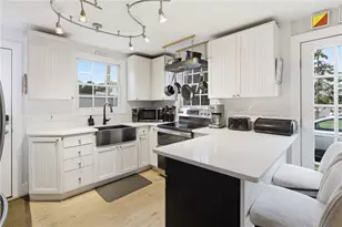 72 Seascape Ave, Middletown, RI 02842 - Photo 3