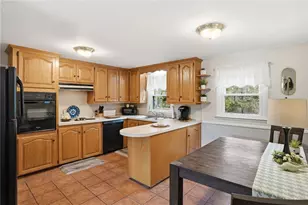 81 Orchard Dr, Cumberland, RI 02864 - Photo 3