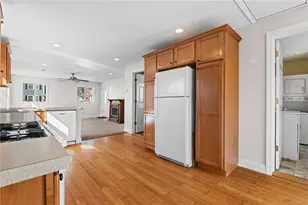 444 Pequot Ave, Warwick, RI 02889 - Photo 11