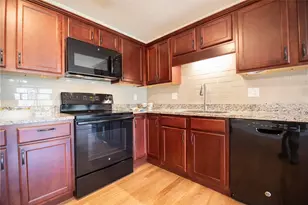 7 Gray Coach Ln, Cranston, RI 02921 - Photo 9